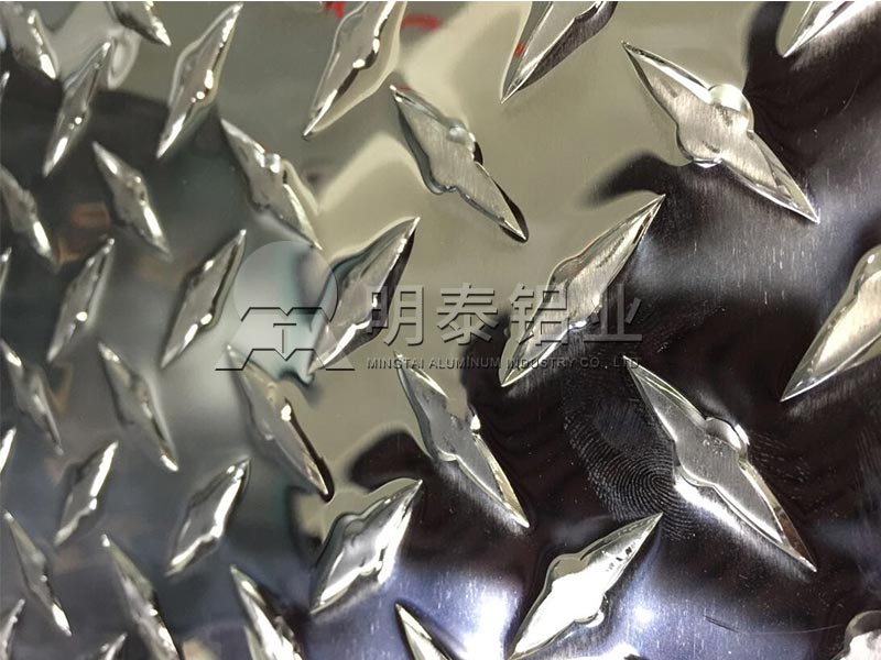鋁板廠家_工廠廠房用防滑一條筋花紋鋁板卷價格多少錢？